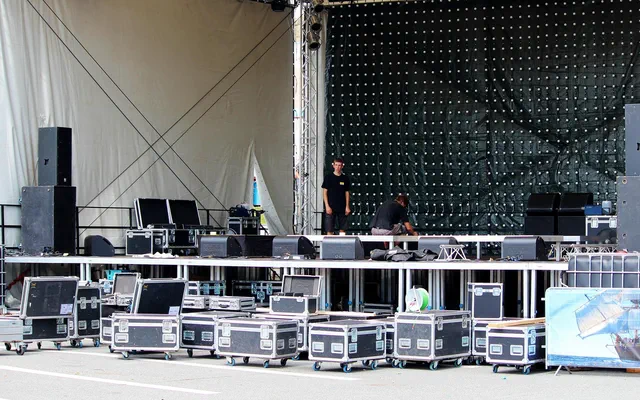 Allestimento di un palco per eventi con strutture e luci
