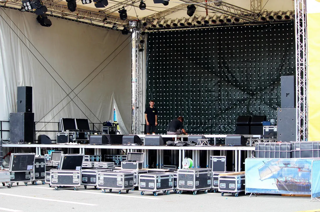 Allestimento di un palco per eventi con strutture e luci