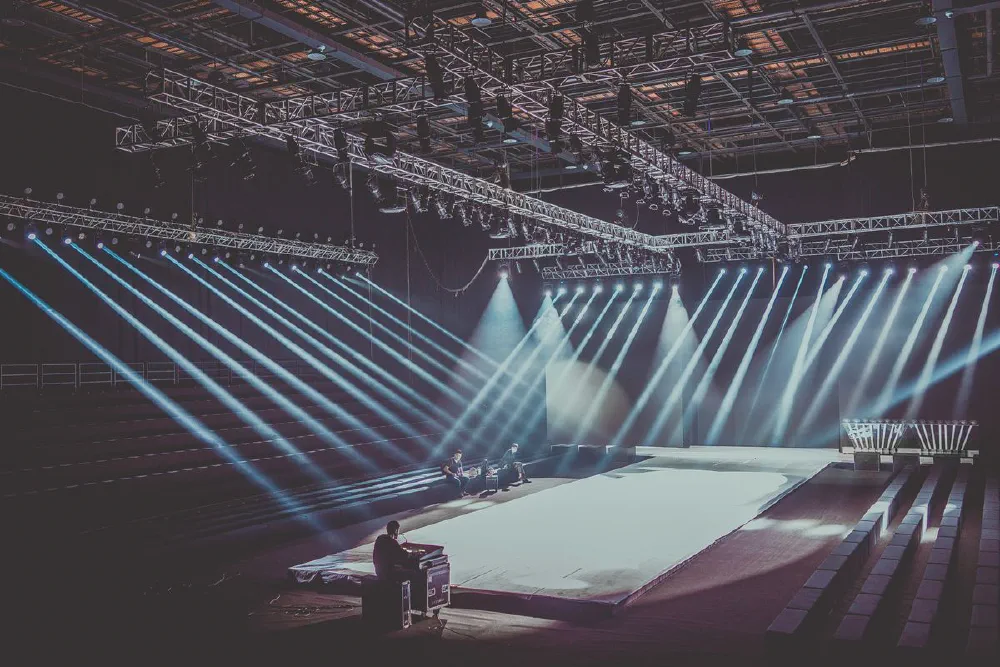 Allestimento di un palco con strutture e luci