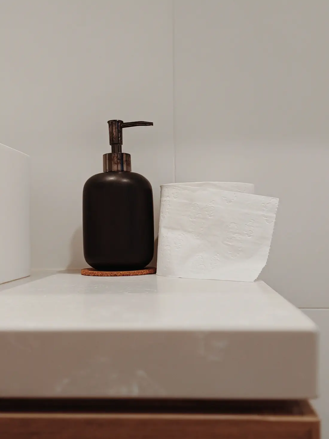 Dispenser professionale di sapone e carta in un bagno aziendale