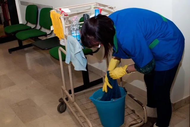 Operatrice Cooprimavera pulisce la scrivania di un ufficio, 2012
