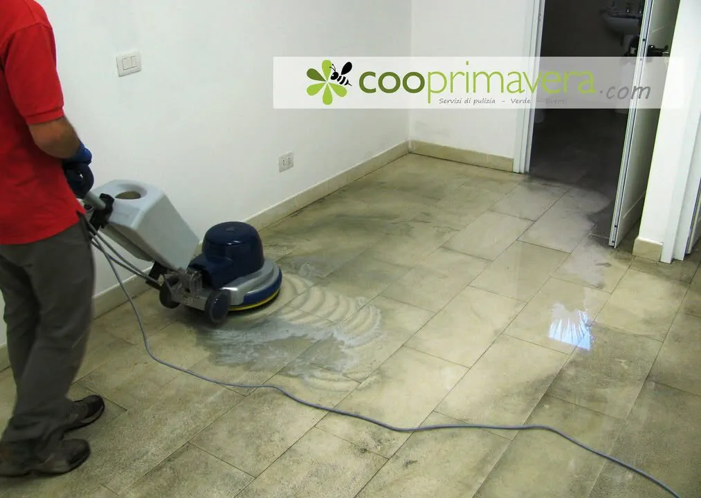 Operatore Cooprimavera con la monospazzola su un pavimento in pietra