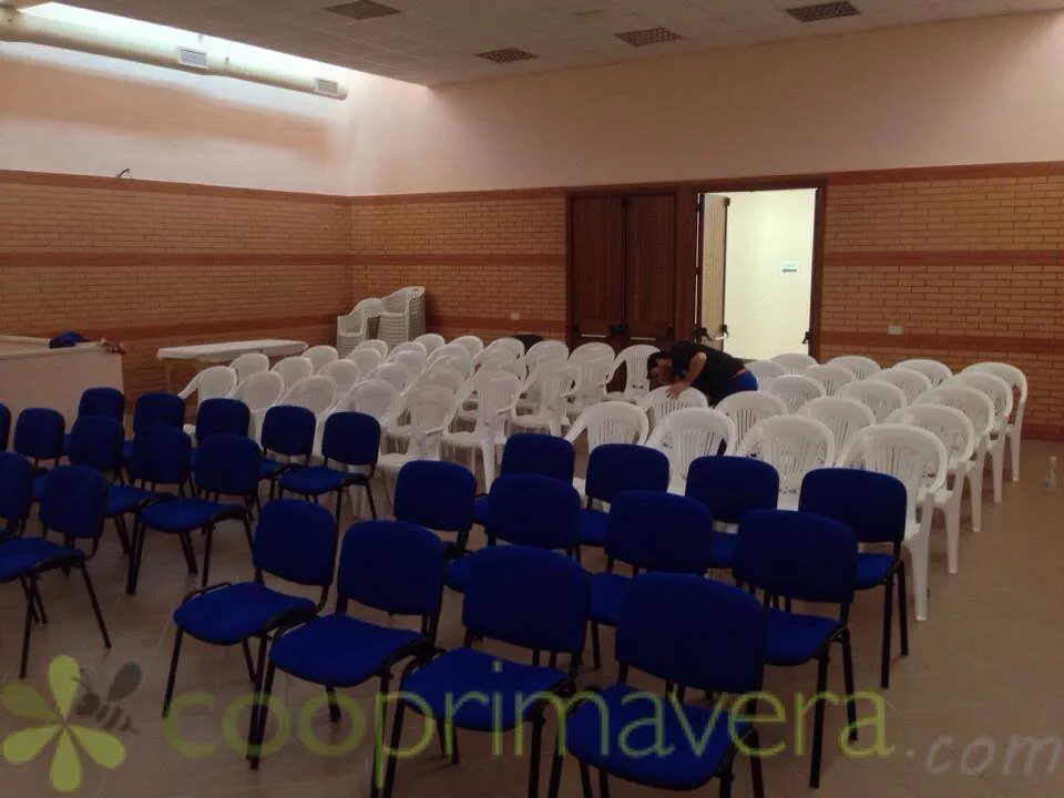 Sala riunioni allestita con file di sedie blu per l'assemblea dell'Ordine degli Avvocati di Velletri