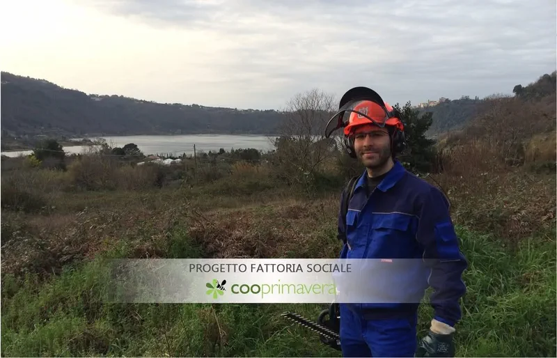 Operatore Cooprimavera con il lago di Nemi alle spalle