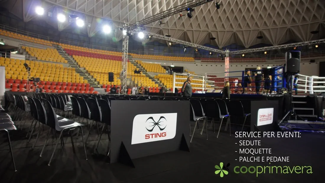 Ring e tribune del PalaTiziano allestiti da Cooprimavera per gli incontri di boxe