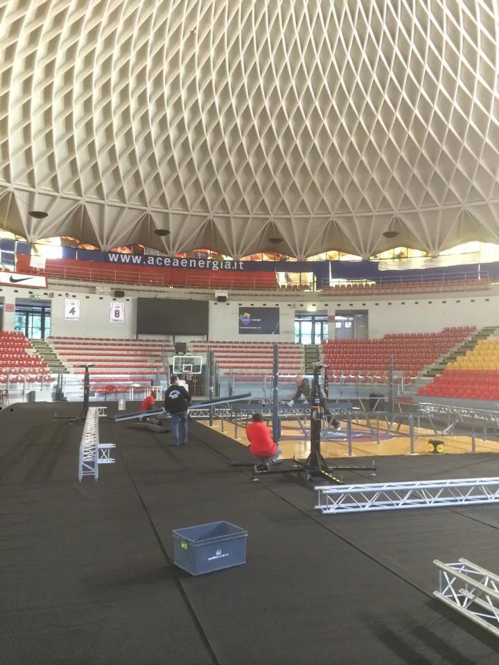 Il Palazzetto dello Sport di Roma durante l'allestimento del ring