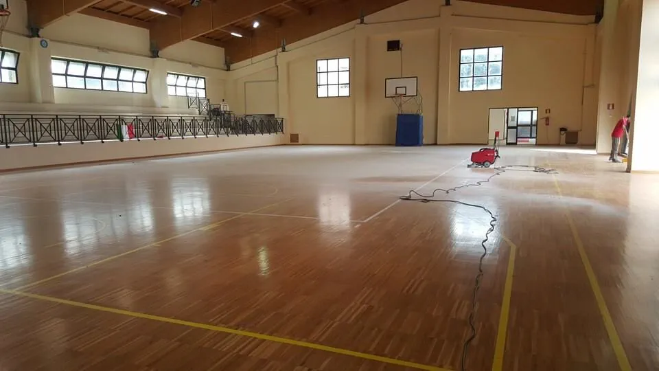 Palestra della scuola Francesco De Sanctis con il parquet pulito