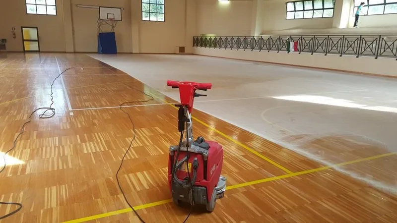 Macchina professionale al lavoro sul parquet della palestra