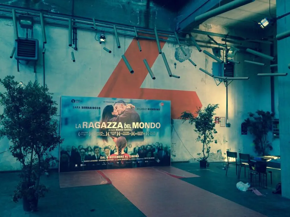 Allestimento con luci e piante per la presentazione del film La ragazza del mondo