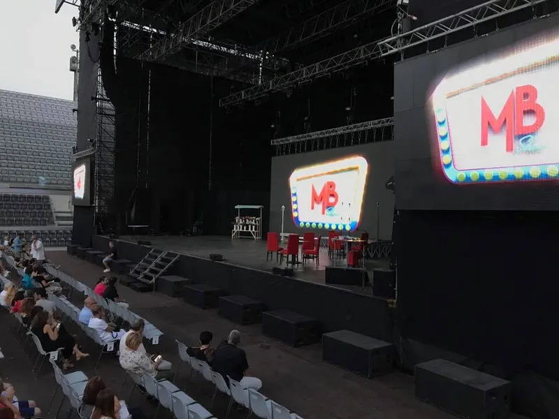 Montaggio di palco e platea al Centrale del Tennis