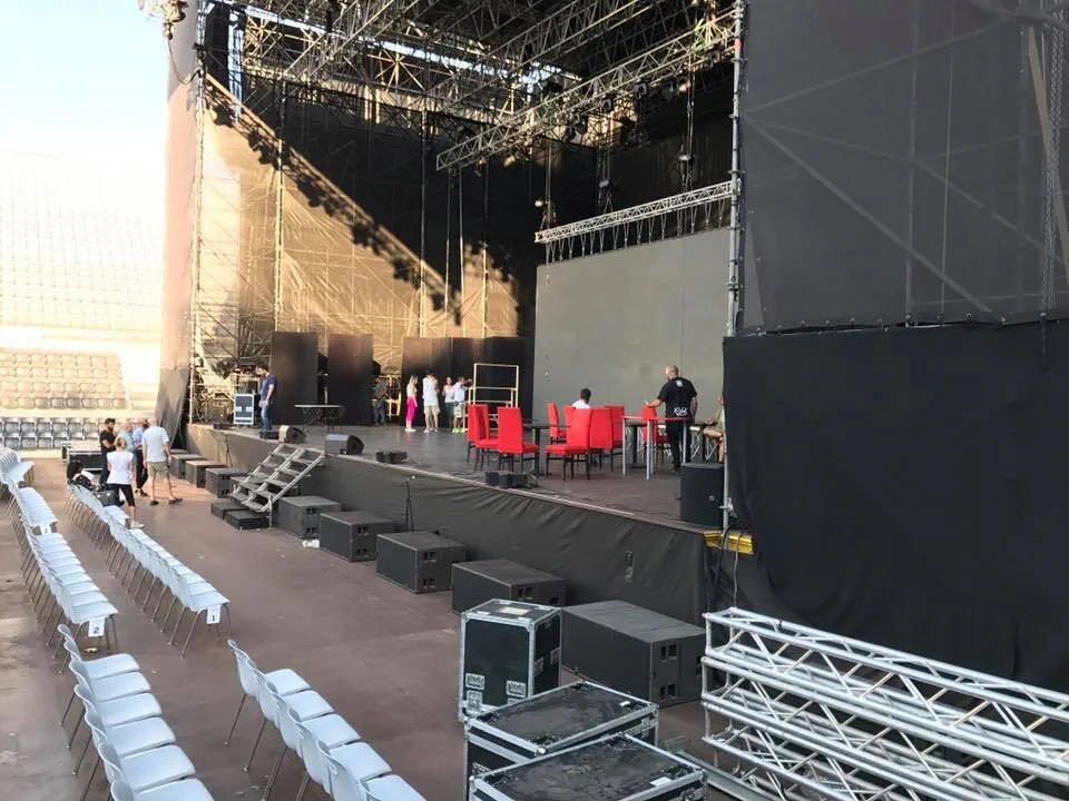 Palco con americane e schermi al Centrale del Tennis
