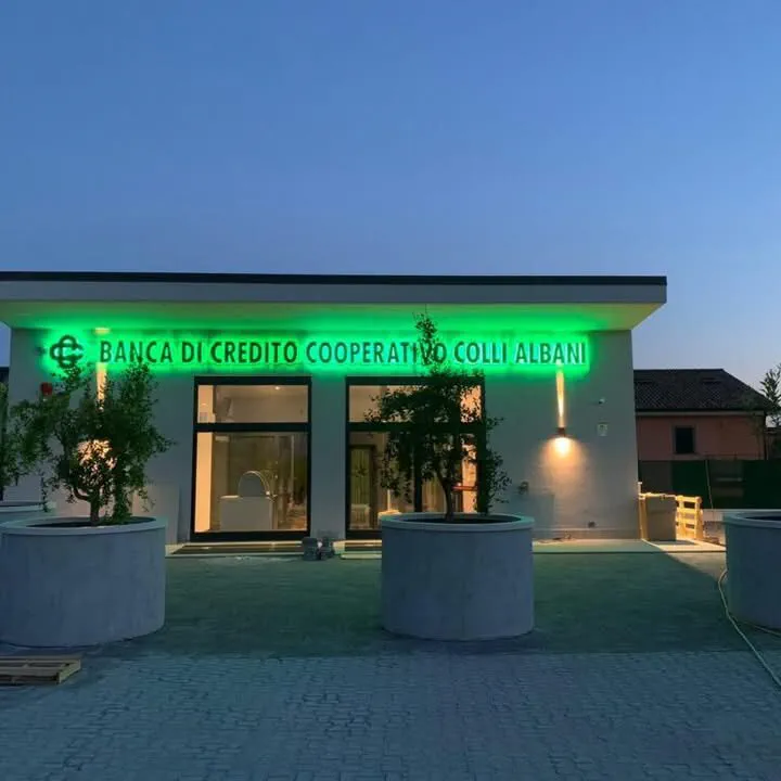 La nuova filiale BCC Colli Albani all'imbrunire, con le aiuole sistemate