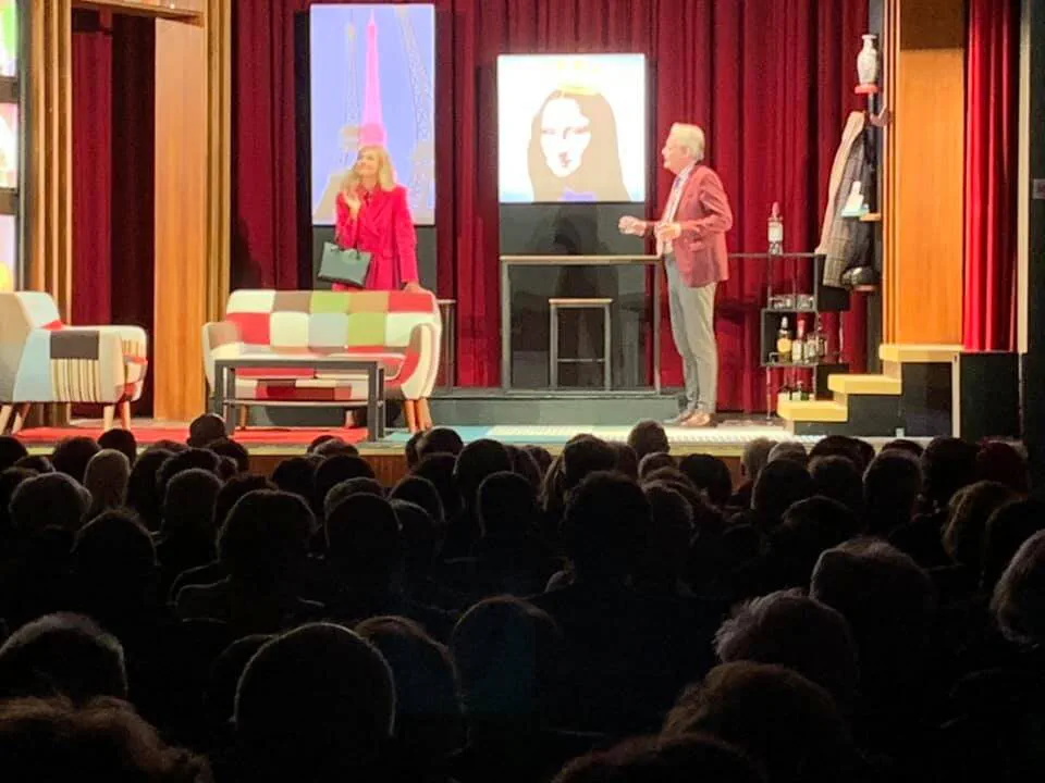 Palco di Montagne russe in teatro, con il pubblico in sala