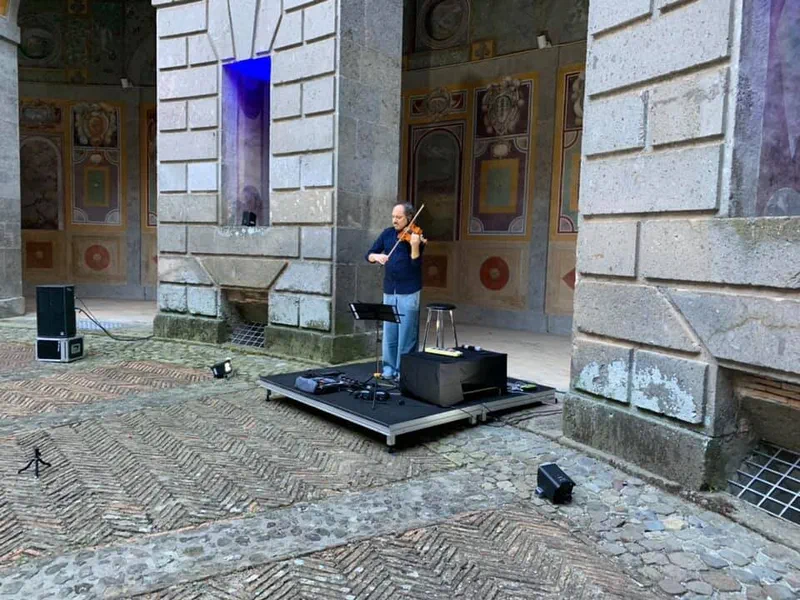 Il palco del concerto nel cortile di Palazzo Farnese