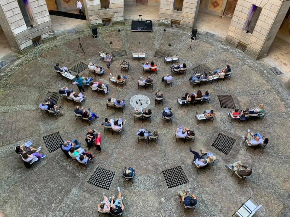 Il cortile circolare di Palazzo Farnese visto dall'alto, con il pubblico distanziato