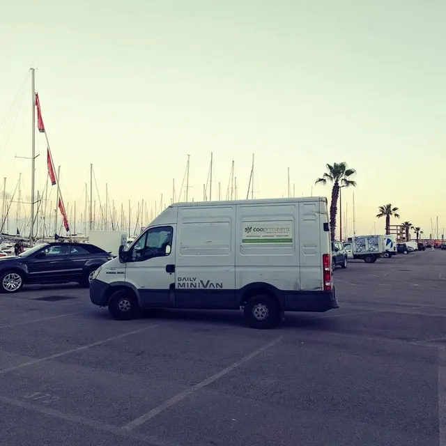 Furgone Cooprimavera in un parcheggio all'alba prima di un allestimento