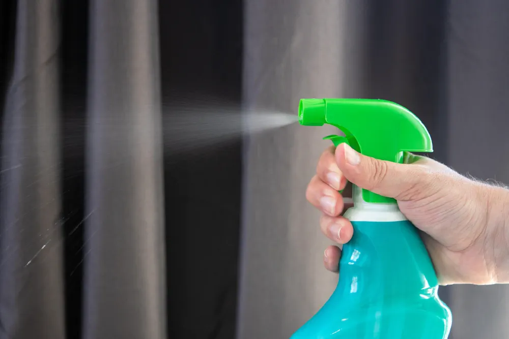 Erogazione di disinfettante su una superficie