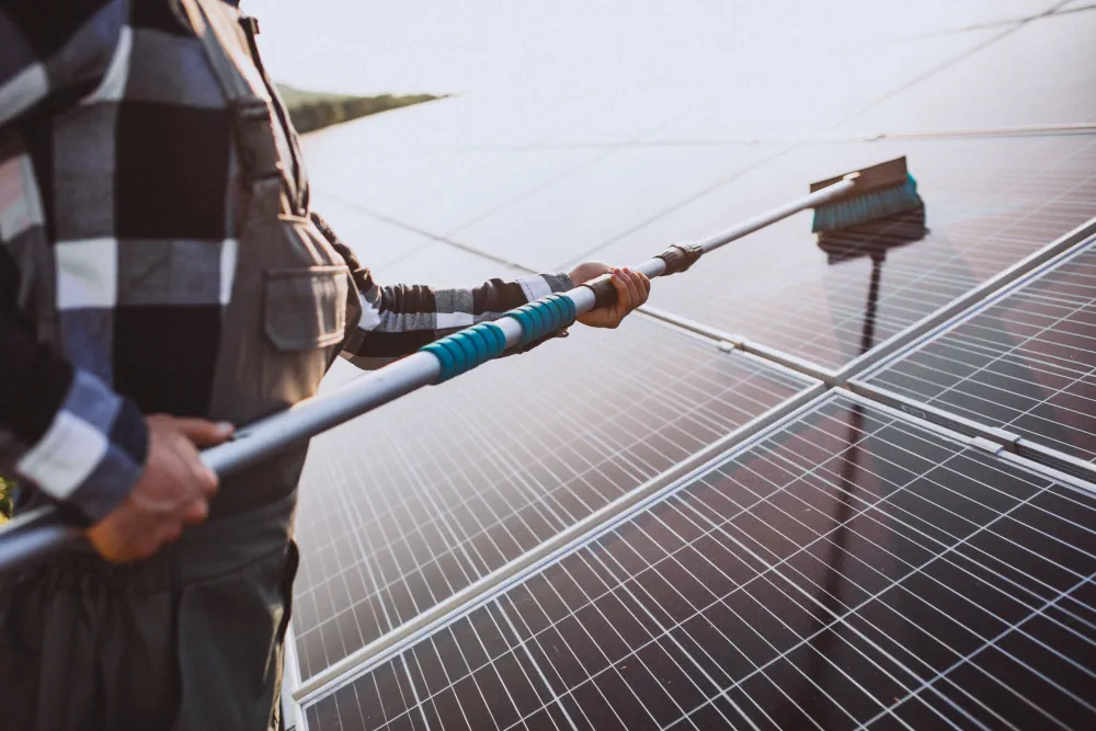 Operatore al lavoro sui pannelli fotovoltaici